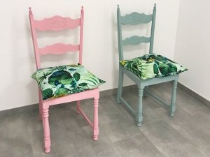2 fertig gestrichene Vintage-Stühle mit Kissen