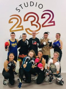 Der Kickbox-Kurs des Studio 232: Jugendliche und Erwachsene beider Geschlechter haben gemeinsam Spaß bei diesem effektiven Training.